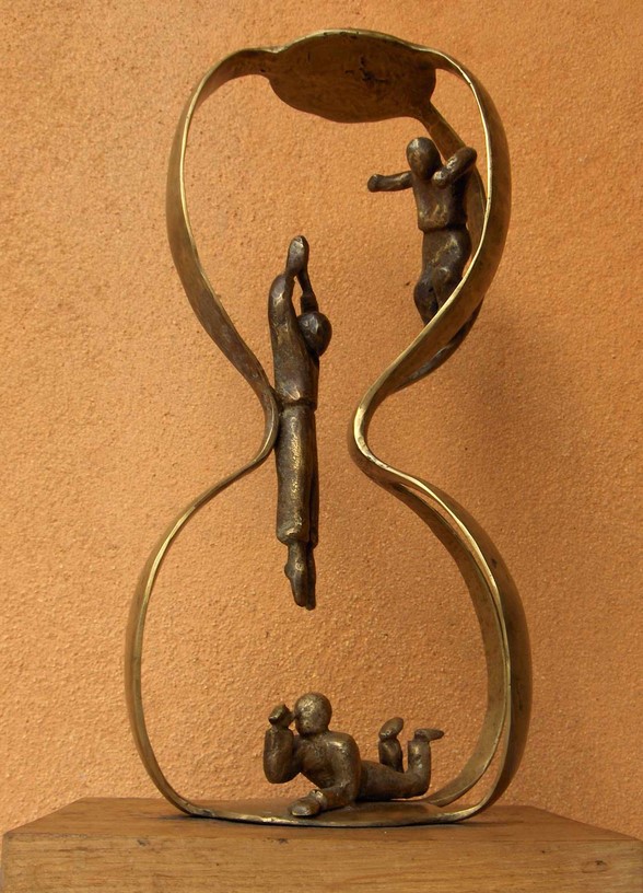 trois personnages dans un sablier pour évoquer le temps qui passe. bronze de flore de valicourt