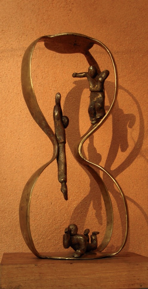 trois personnages dans un sablier pour évoquer le temps qui passe. bronze de flore de valicourt
