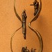 trois personnages dans un sablier pour évoquer le temps qui passe. bronze de flore de valicourt