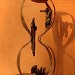 trois personnages dans un sablier pour évoquer le temps qui passe. bronze de flore de valicourt